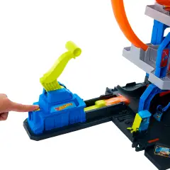 Hot Wheels City Mega Gigaloop Garage con 1 Auto e Elicottero - play set