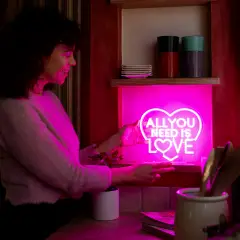 Legami - Lampada Led Effetto Neon All You Need Is Love - regalo e gadget valigeria