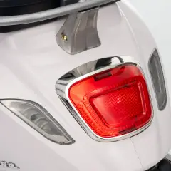 Vespa Piaggio Elettrica 8V - Batteria al Litio, Bluetooth e Luci LED - Bianca - auto